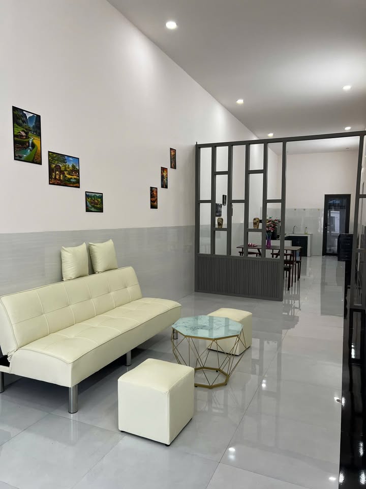 Cho thuê nhà nguyên căn Đường Đoàn Thị Điểm, 3 phòng ngủ, giá 12 triệu - Dọn vào ở ngay!