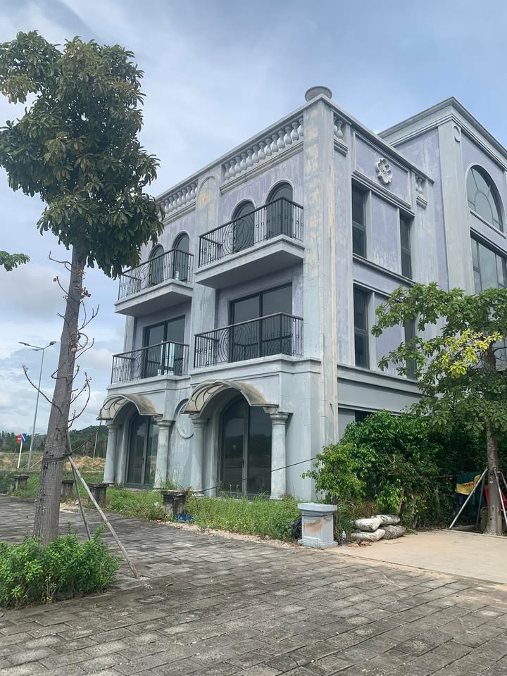 Cho thuê biệt thự song lập tại Sonasea Paris Villas 422m² - Vị trí sầm uất, gần siêu thị và chợ đêm!