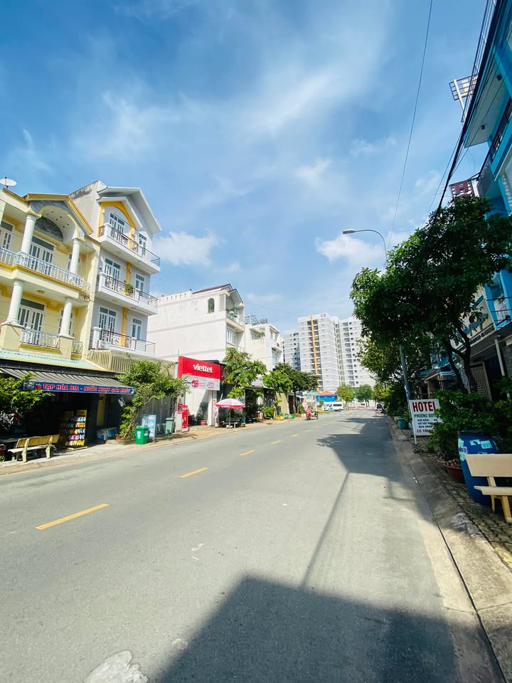 Nhà mặt tiền Lê Văn Việt, Thủ Đức, 105m², giá 8.99 tỷ - Đầu tư sinh lời ngay!