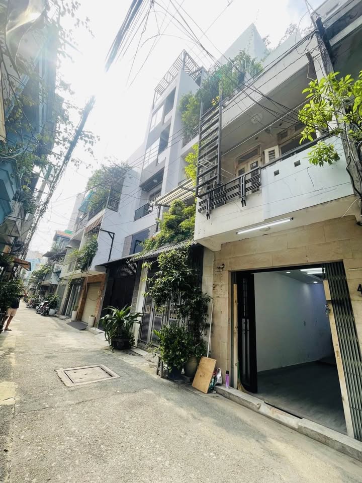 Nhà riêng Hoàng Văn Thụ, Tân Bình 32m² giá 6.2 tỷ - Vị trí vàng gần sân bay!