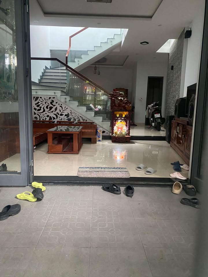 Nhà 2 mặt kiệt ô tô Tôn Đản 110m² giá 3.5 tỷ - Cực hiếm, sẵn sàng ở ngay!