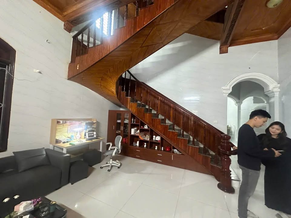 Nhà 3 tầng phường Hà Huy Tập 112m² giá 7.6 tỷ - Gần trường học, khu dân cư sầm uất!