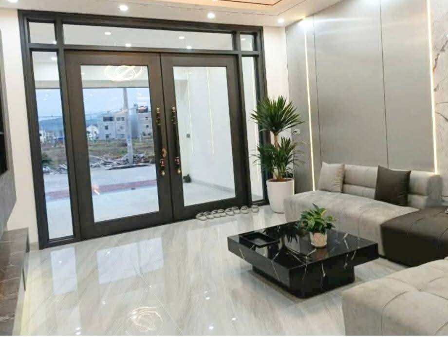 Nhà 3 tầng mặt đường Võ Chí Công, 87.5m², giá chỉ 5 tỷ - Sổ đỏ chính chủ!