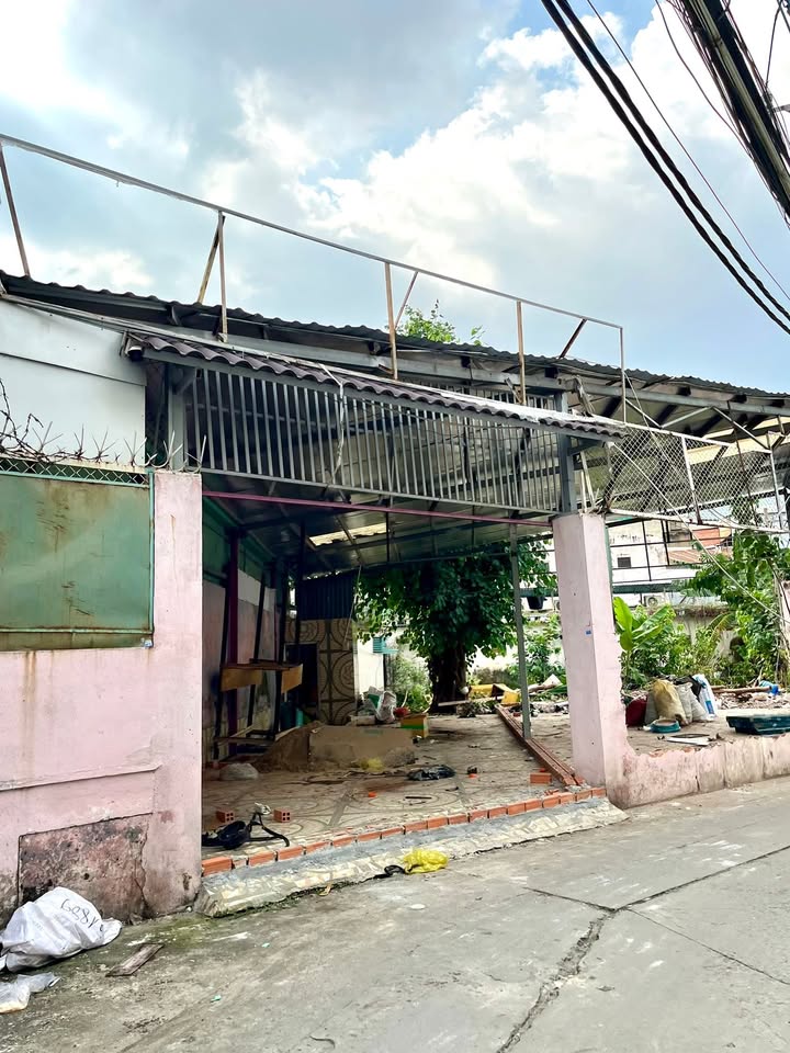 Đất Lạc Long Quân 70m² giá 6.9 tỷ - Sổ hồng chính chủ 2025!