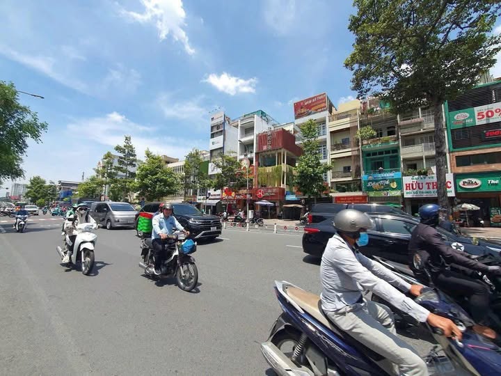 Nhà mặt tiền Lý Thái Tổ, Quận 10, 252.5m² giá 26.5 tỷ - Thích hợp kinh doanh đa ngành!