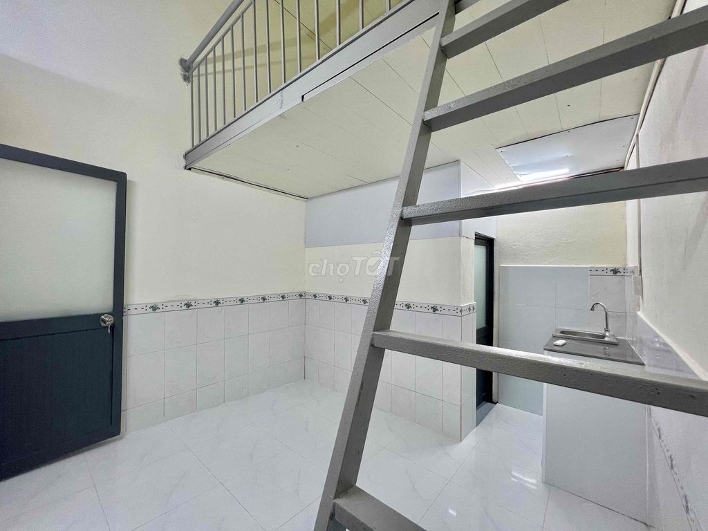 Phòng cho thuê ngay ĐH Văn Lang 25m² giá 3.2 triệu - Gác cao không đụng đầu!
