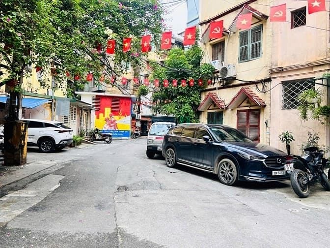 Nhà riêng Nguyên Hồng, Ba Đình - 67m² - Ô tô tránh - Giá 15.7 tỷ