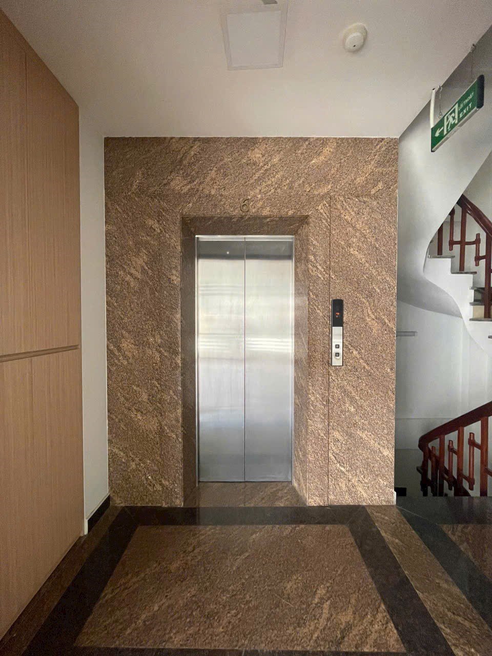 Building đẳng cấp Trần Thái Tông 186m² giá 135 tỷ - Sang trọng, tiện nghi đầy đủ!