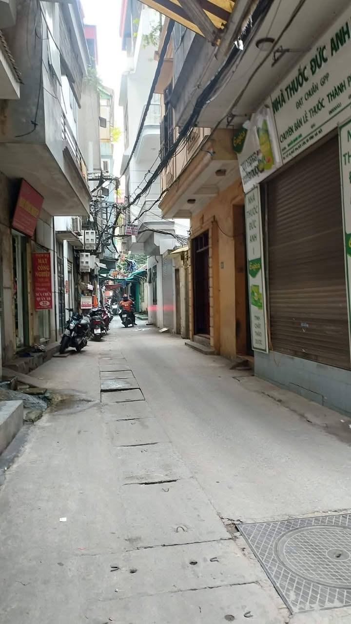 Nhà mặt ngõ thông Hoàng Quốc Việt 40m² giá 13 tỷ - Kinh doanh hiệu quả!