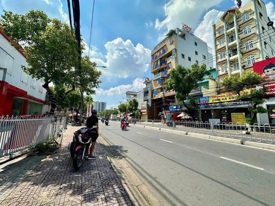 Cho Thuê Nguyên Căn Góc 2MT Lê Văn Quới, Q.Bình Tân 300m² - Vị trí đắc địa, kinh doanh thuận lợi!