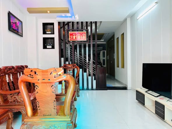 Nhà mặt tiền Đồng Nai, Nha Trang 4PN giá 15 triệu - Đầy đủ nội thất, phù hợp văn phòng