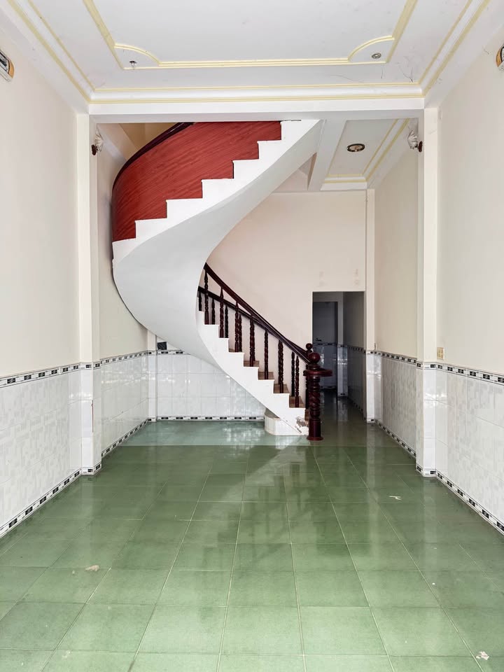 Nhà lầu thổ cư hoàn công 64m² giá 1 tỷ - Vị trí trung tâm, an ninh tốt!