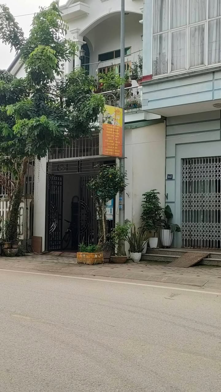 Nhà bán 2 tầng đường Trần Bình Trọng, Yên Bái 99m² - Hướng Đông, giá 3 tỷ hấp dẫn!