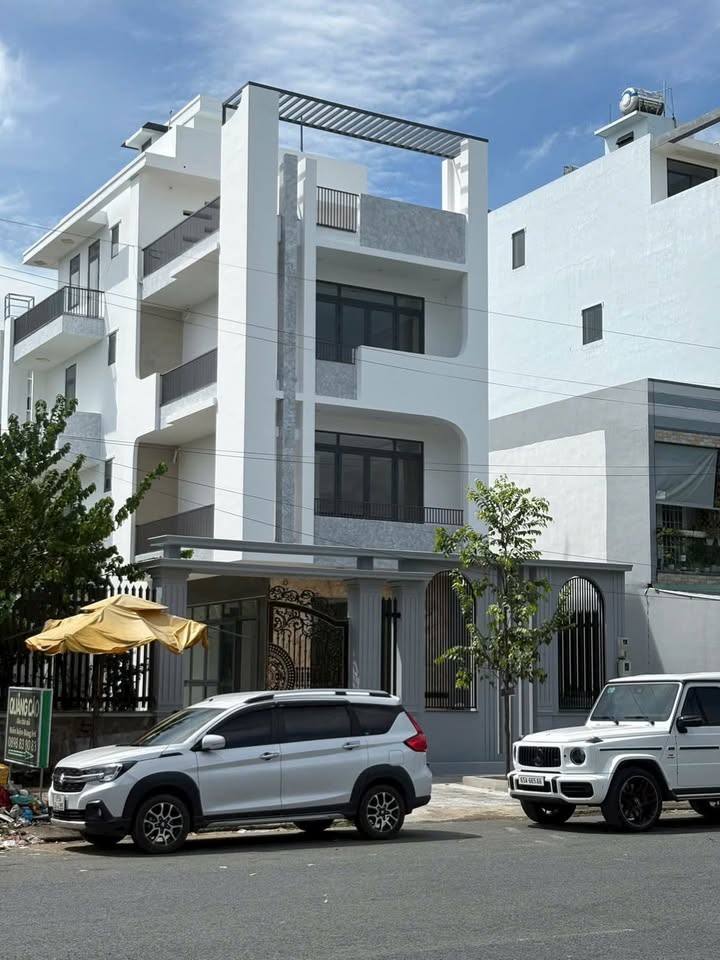 Bán biệt thự mặt tiền đường Nguyễn Văn Lưu 240m² giá 14 tỷ - Sẵn sàng vào ở ngay!