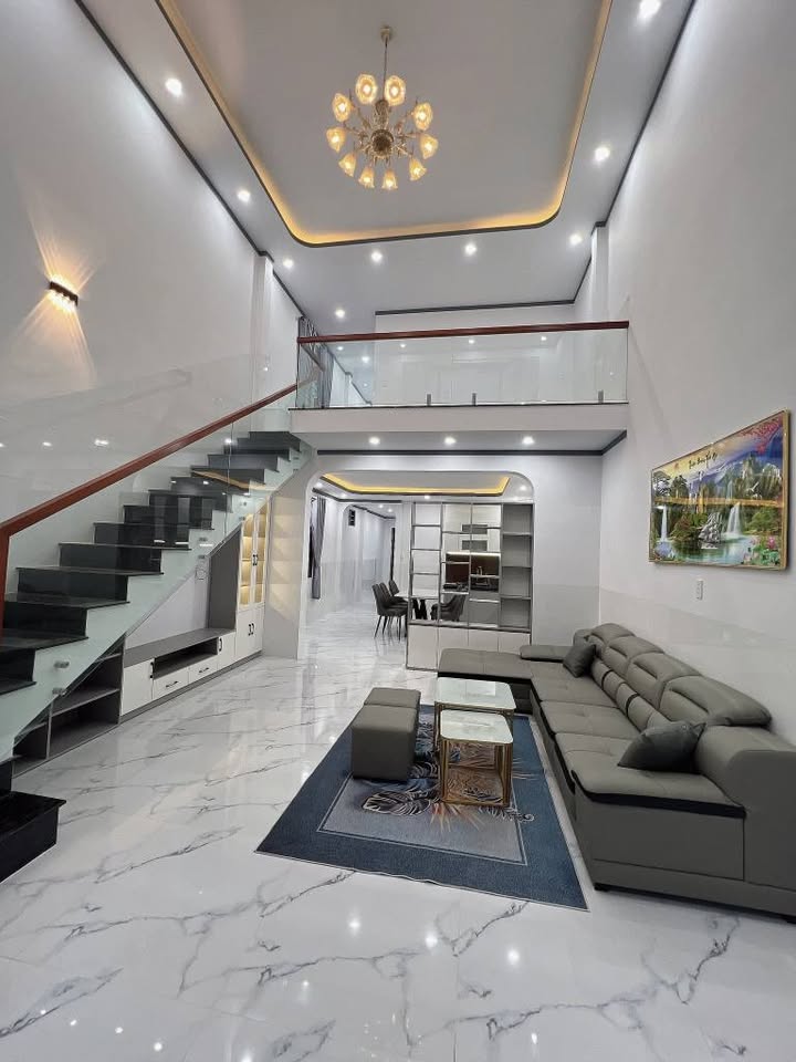 Nhà phố Long Hoa, Tây Ninh 80m² giá 1.89 tỷ - Thiết kế hiện đại, tiện nghi đầy đủ!