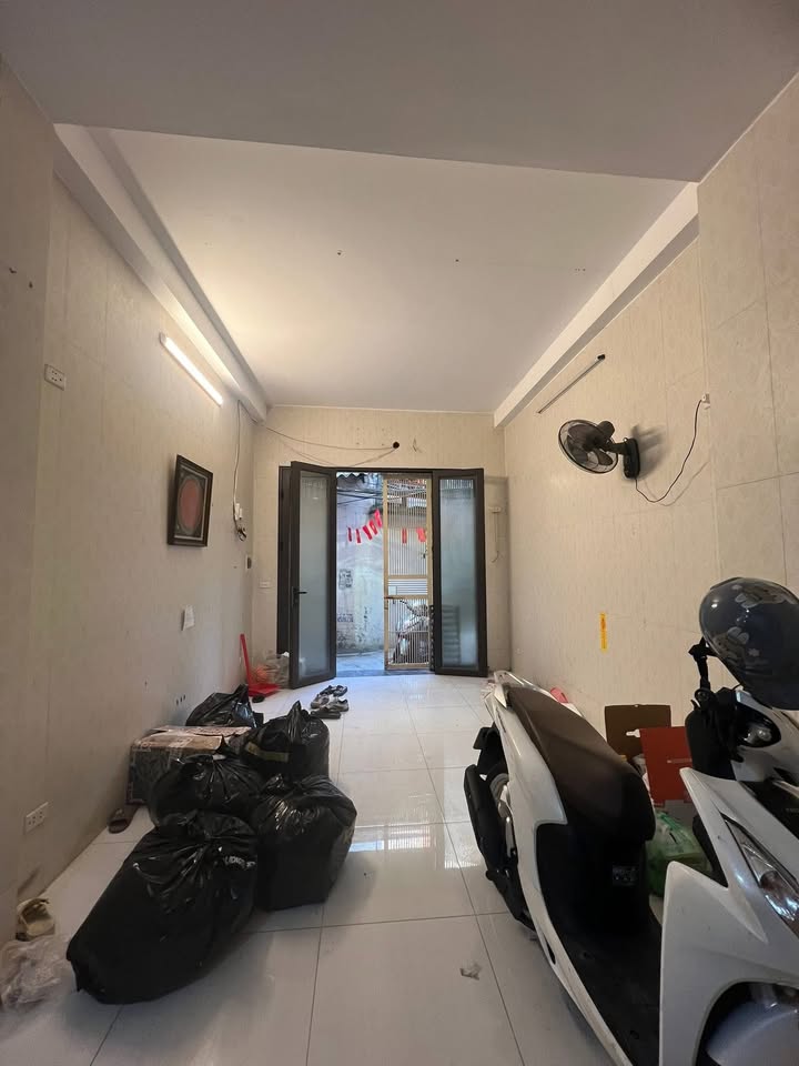 Nhà nguyên căn Ngọc Lâm 35m² giá 9 triệu - Gần Mipec, tiện ích đầy đủ!