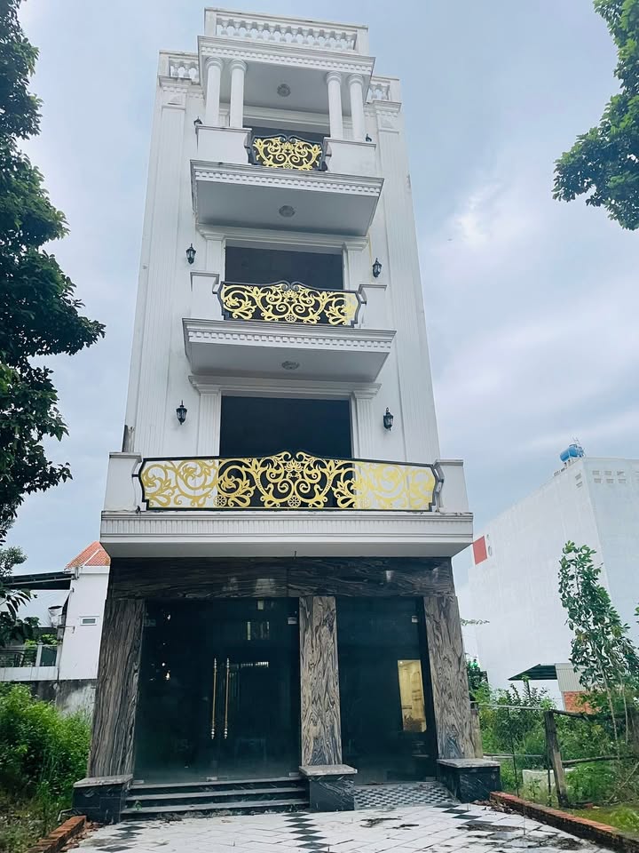 Nhà Bến Lức 144m² giá 5 tỷ - Thiết kế sang trọng, vị trí trung tâm!