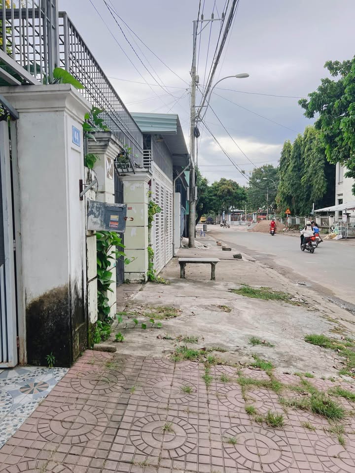 Nhà mặt đường Lý Thái Tổ, TP Kon Tum 70m² giá 2.7 tỷ - Sân rộng thoáng mát!