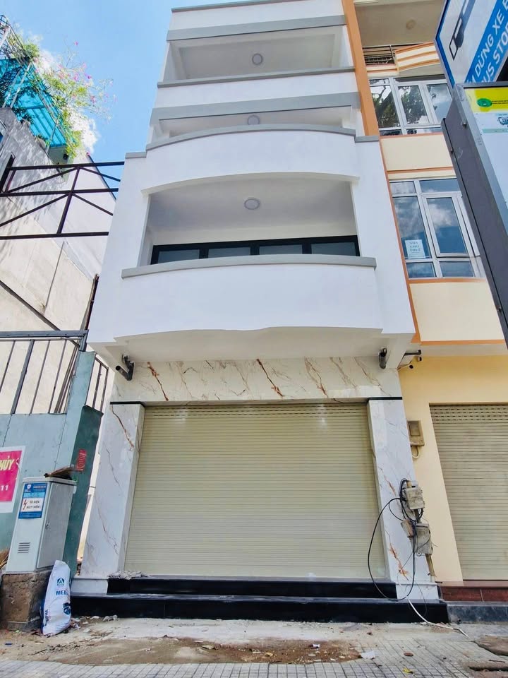 Nhà mặt tiền cho thuê tại Quận 10 - Diện tích 130m² - Đầy đủ tiện nghi, vị trí đắc địa!