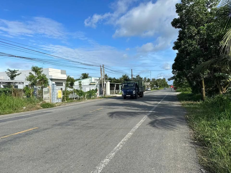 Nhà mới xây mặt tiền HL173, xã Hữu Định 300m² giá 3.9 tỷ - Nội thất cao cấp, sẵn sàng vào ở!