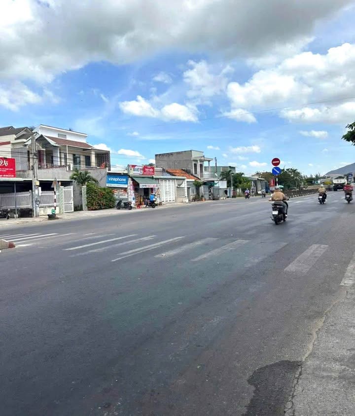 Nhà cấp 4 mặt tiền Quốc Lộ 1A, Hàm Đức, 225m² giá chỉ 2.25 tỷ - Cơ hội đầu tư tuyệt vời!