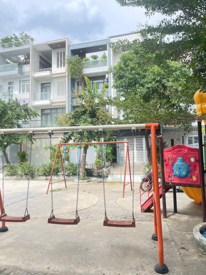 Nhà phố KDC Savimex, Phú Thuận, quận 7 - 90m² giá 12 tỷ - An ninh và tiện nghi hoàn hảo!