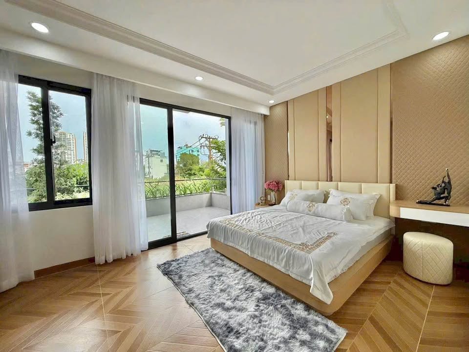 Nhà 4 tầng đường D4 Phú Mỹ 90m² giá 17.9 tỷ - Vào ở ngay, thang máy tiện nghi!