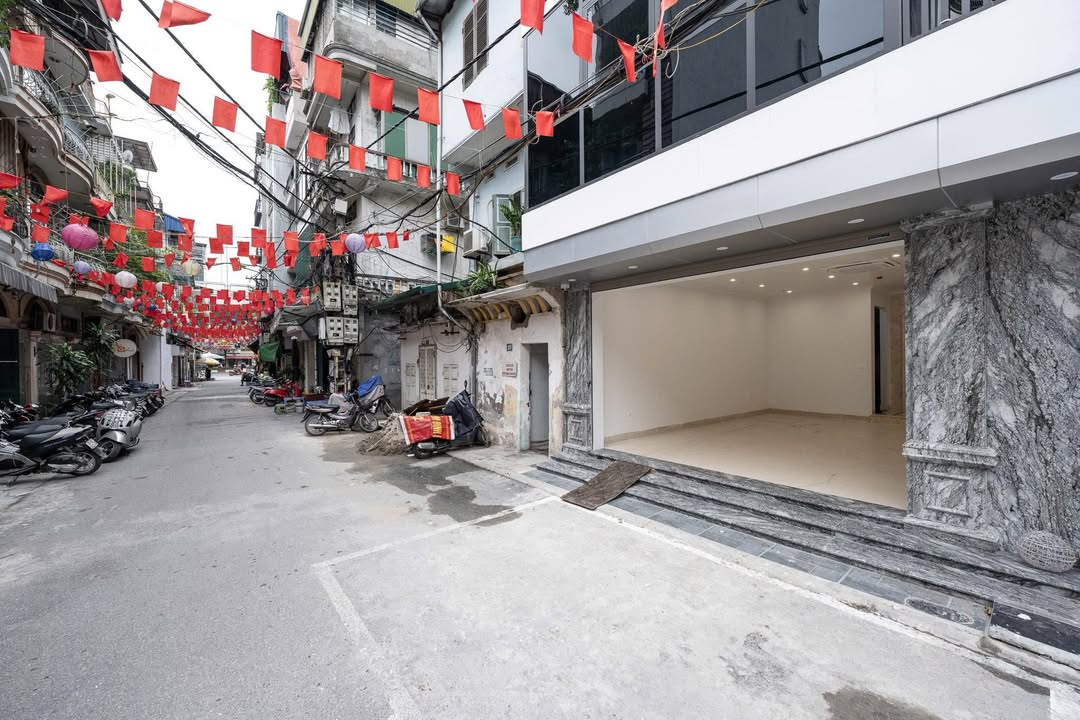 Cho thuê nhà mặt ngõ Minh Khai, Hai Bà Trưng 180m² giá 30 triệu - Thiết kế hiện đại, tiện nghi!