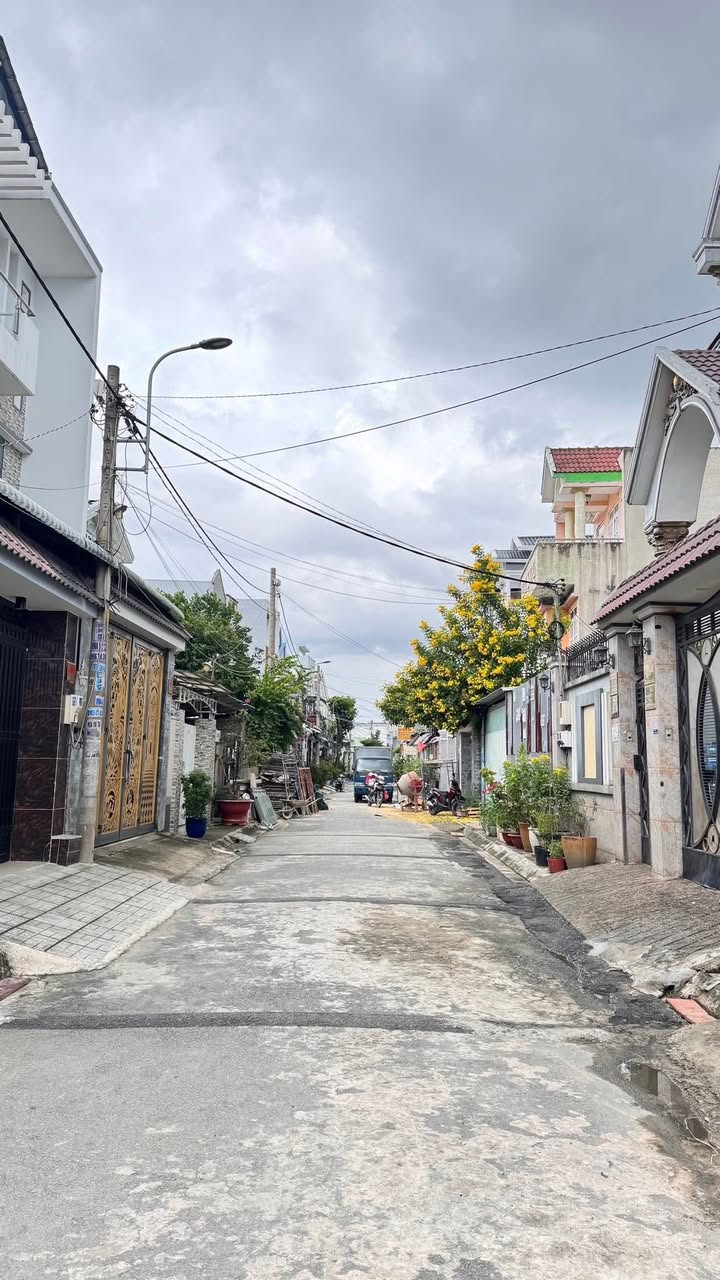 Nhà riêng Hóc Môn 100m² giá 5.4 tỷ - Sổ hồng chính chủ, thương lượng ngay!