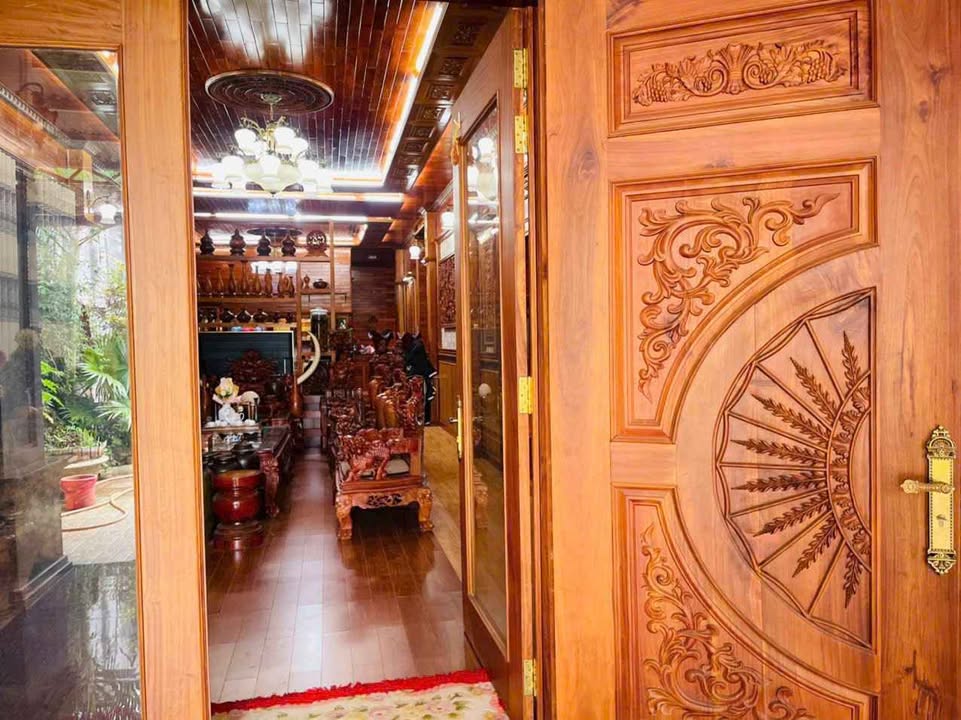 Nhà mặt tiền Đường Phạm Ngọc Thạch 500m² giá 6 tỷ - Full nội thất gỗ quý hiếm!