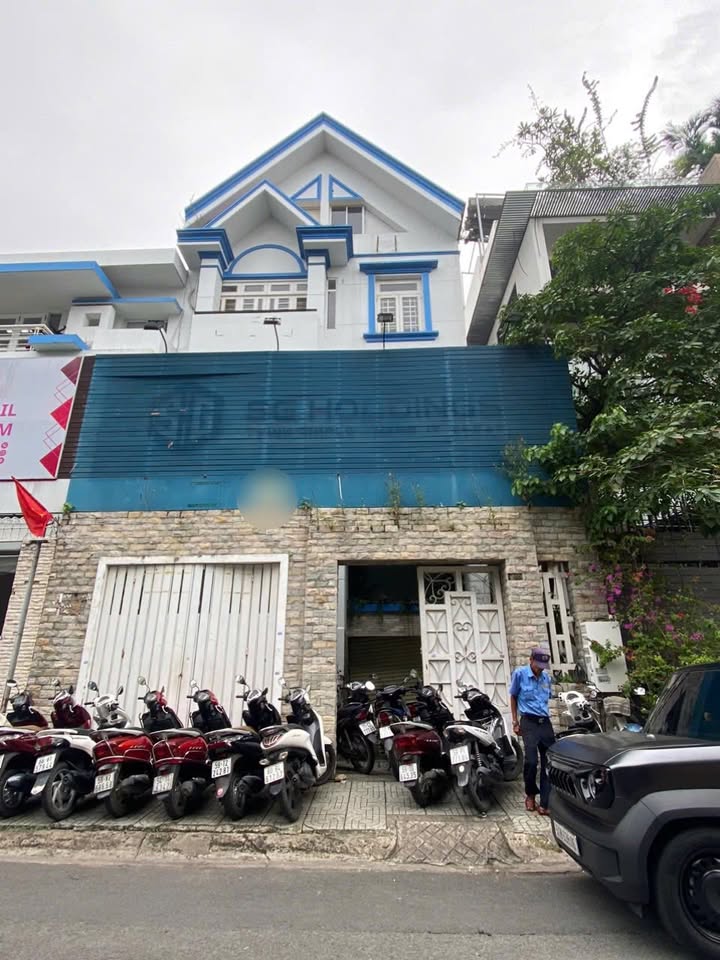 Cho thuê FrontHouse đường Hoa Lan, quận Phú Nhuận - Diện tích 144m², giá 90 triệu/tháng - Nhà trống, sẵn sàng vào ở!