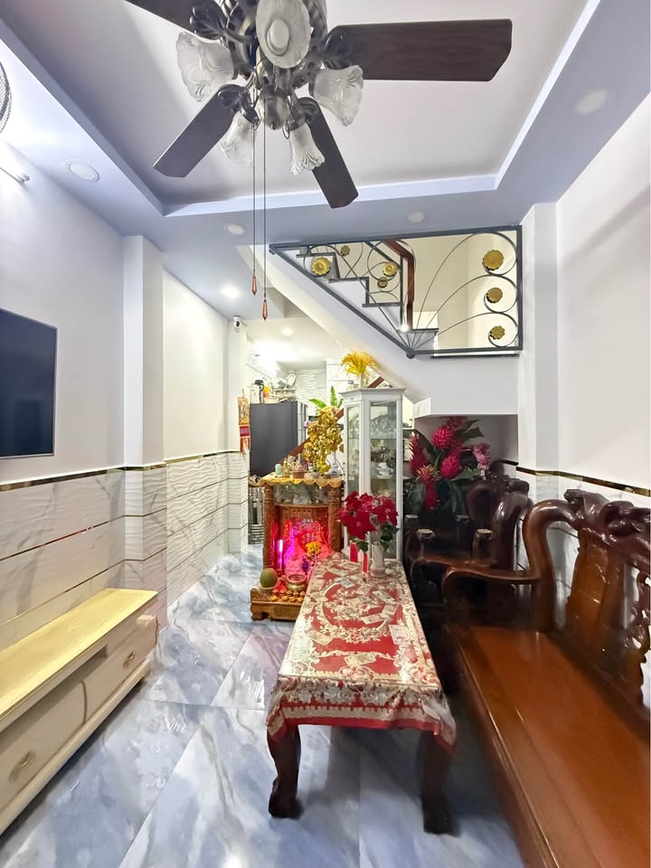 Nhà 4PN 3WC quận Bình Tân 27m² giá 3.95 tỷ - Hướng Tây, Sẵn sàng giao dịch!