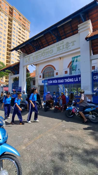 Nhà phố 2 tầng đường Trương Phước Phan, Bình Tân 30.6m² giá 2 tỷ - Sổ hồng riêng, công chứng ngay!