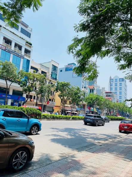 Nhà phố Nguyễn Văn Cừ 36m² giá 8.4 tỷ - Ô tô đỗ gần, sổ đỏ chính chủ!