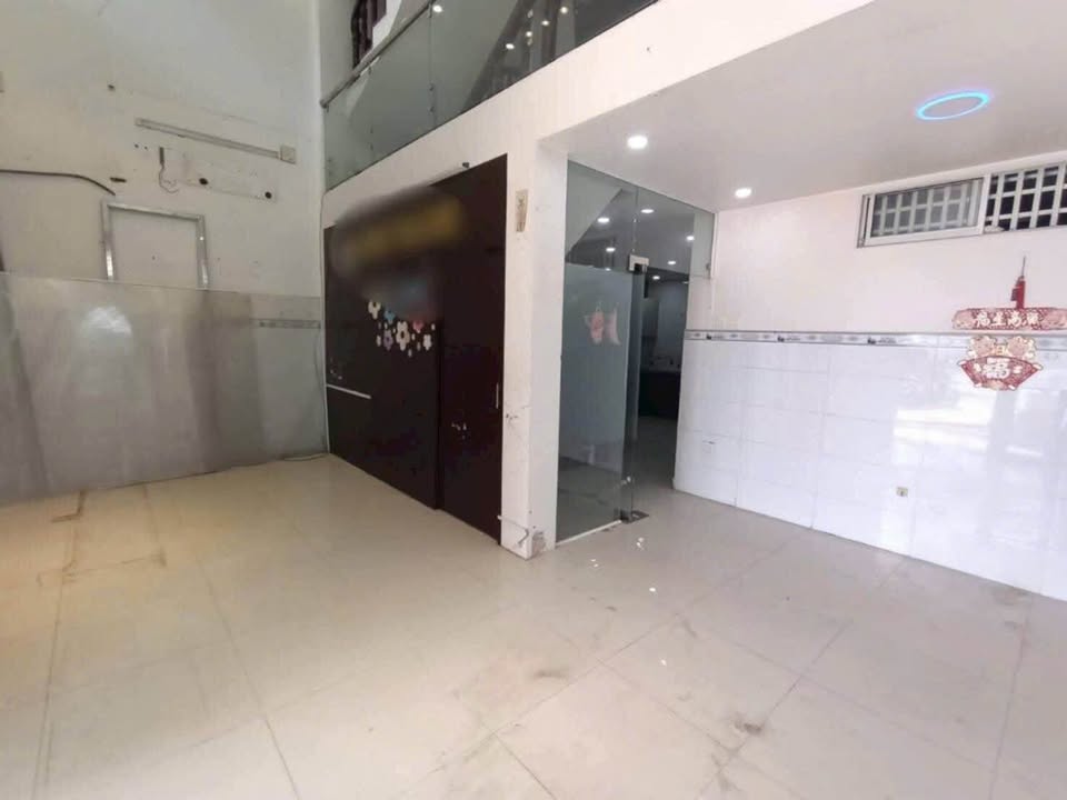 Nhà mặt tiền chợ đầu bờ Hòa Thuận cho thuê - Thiết kế 3 phòng ngủ, thuận tiện kinh doanh!