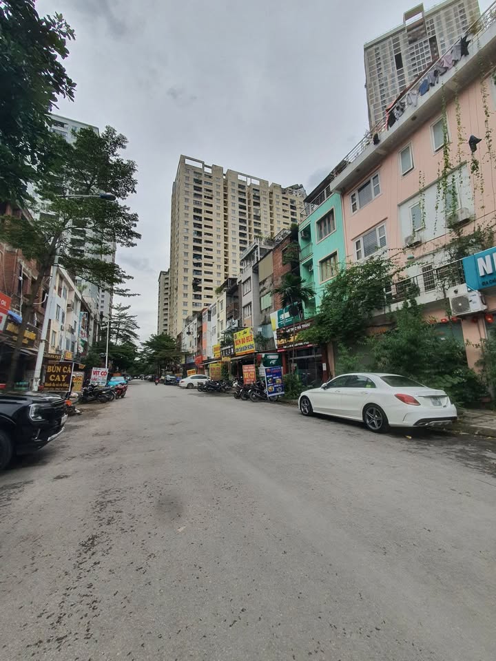 Nhà phố Liền kề Văn Khê 83m² giá 2 tỷ - Kinh doanh sầm uất ngay trục chính!