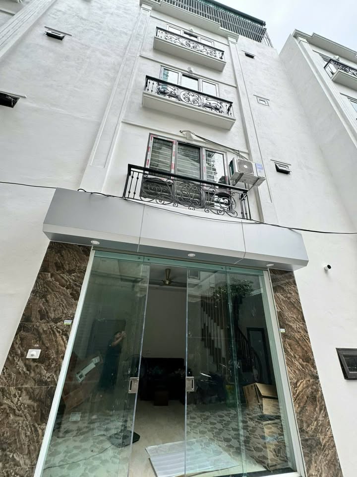 Nhà nguyên căn 5 tầng tại Vĩnh Hưng giá chỉ 13 triệu - Gần ô tô, thuận tiện di chuyển!