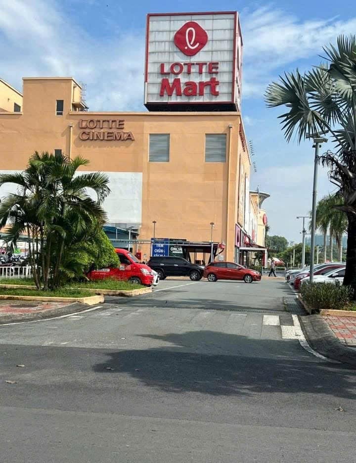 Nhà bán gần Quốc Lộ 13, Thuận An, 100m² giá chỉ 2 tỷ - Không gian rộng rãi, khu dân cư sầm uất!