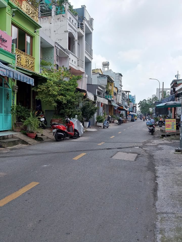 Nhà lô góc Lê Quang Sung, quận 6, 43m² chỉ 6.6 tỷ - Mặt tiền thuận lợi!