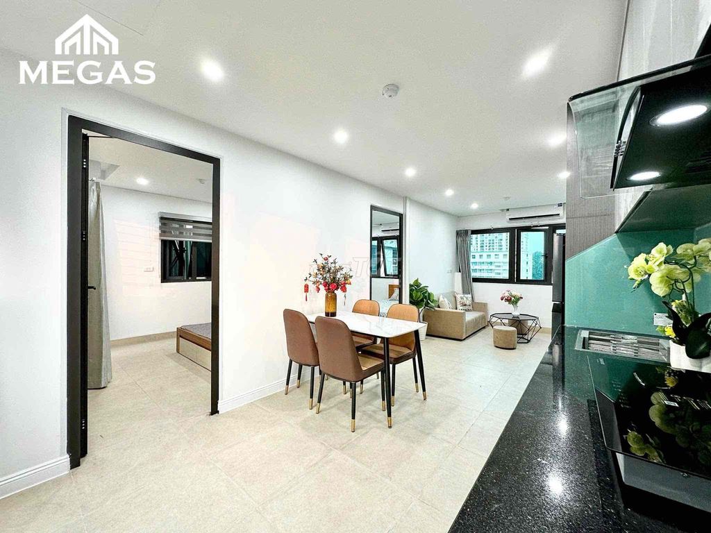 Căn hộ cho thuê 2 phòng ngủ 1 khách 70m² ngay Đường Láng - Nội thất hiện đại