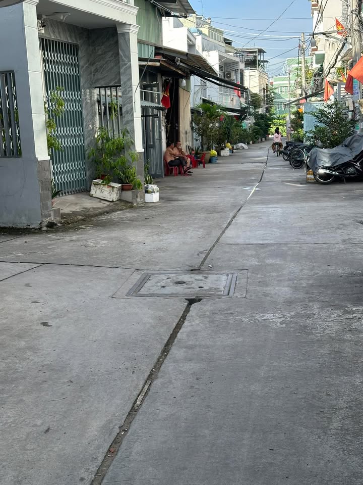 Nhà riêng bán tại Bình Tân 70m² giá 4.85 tỷ - Hẻm thông thoáng, tiện lợi!