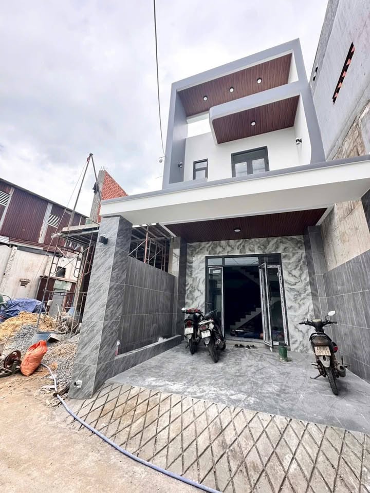 Nhà 1 trệt 1 lầu Phú Hoà, Thủ Dầu Một 65m² giá 2.89 tỷ - Full nội thất, sẵn sàng ở ngay!