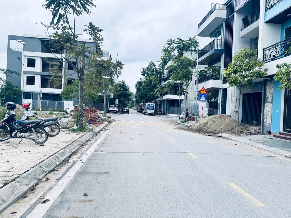 Bán gấp biệt thự 180m² KĐT Lạc Ngàn - Vị trí đẹp, sổ đỏ chính chủ!