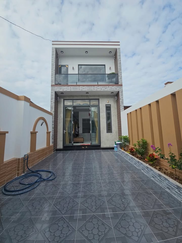 Nhà lầu lửng hiện đại tại Ninh Thạnh, Tây Ninh 145m² giá 2.85 tỷ - Full nội thất cao cấp!