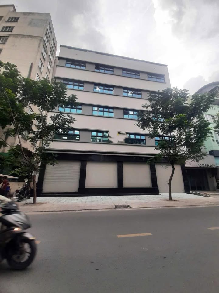 Tòa nhà mặt tiền hẻm VIP Thành Thái Quận 10 - Diện tích 1800m², cho thuê giá thỏa thuận!