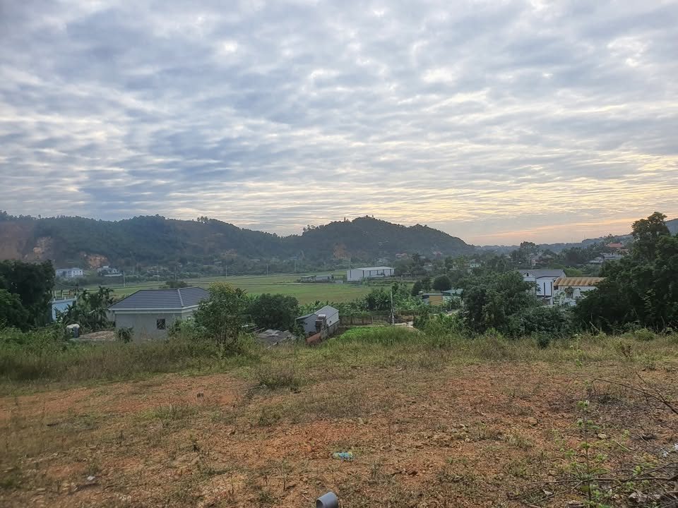 Đất nền Yên Xuân Thạch Thất 900m² giá 10 tỷ - Sổ đỏ chính chủ, vị trí đắc địa!