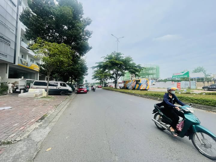 Bán nhà mặt tiền đường D4, khu dân cư Him Lam, 90m² giá 23.8 tỷ - Đầu tư sinh lời hấp dẫn!