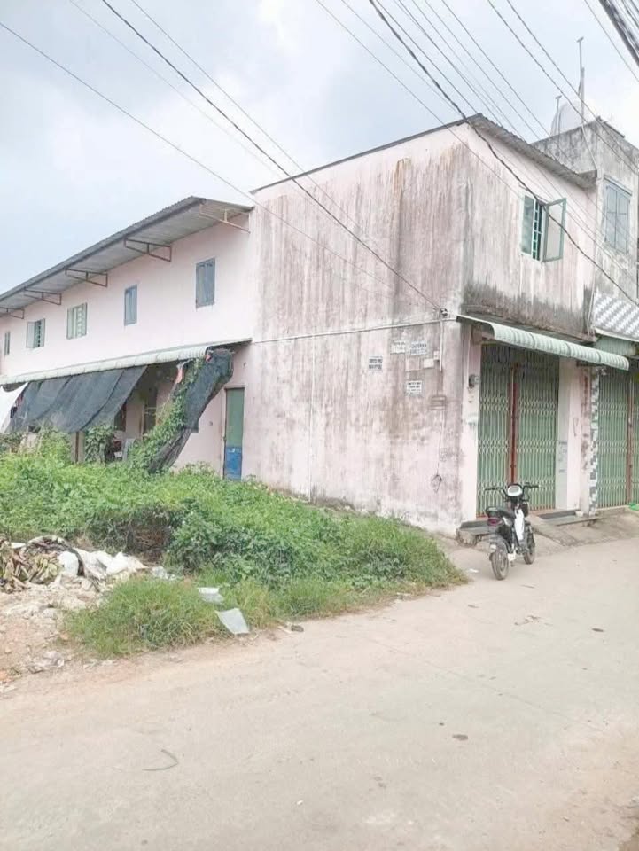 Nhà bán gấp tại ngã ba Mỹ Hạnh, Long An - Diện tích 300m², giá 3.4 tỷ!