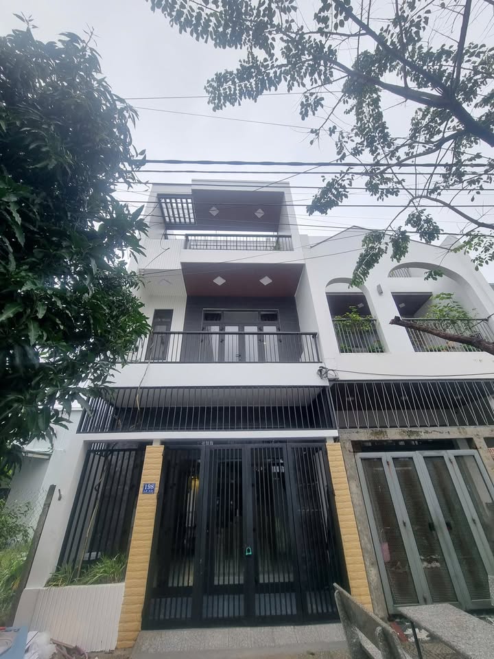 Nhà 3 tầng đường Lê Ấm, 100m² giá 8.3 tỷ - Sẵn sàng vào ở ngay!