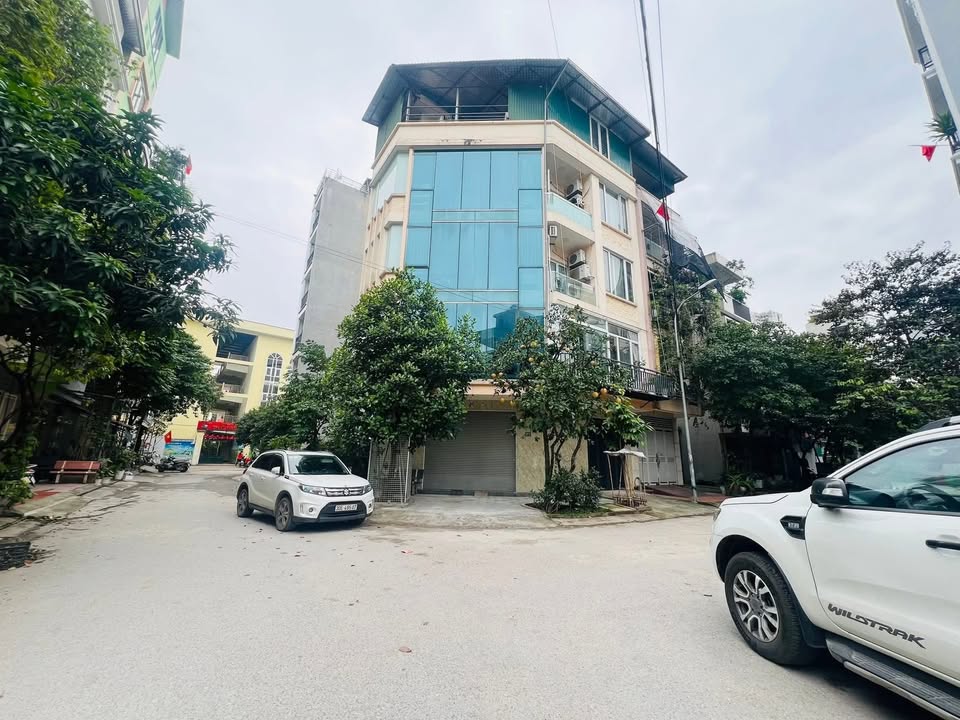 Nhà mặt phố Hoàng Quốc Việt, Cầu Giấy 204m² giá 54 tỷ - Đầu tư sinh lời tuyệt vời!